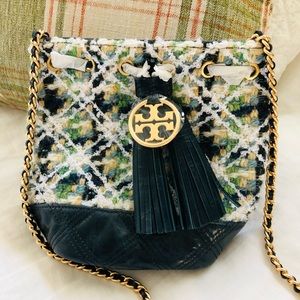 ⭐️SOLD!!!!!!!⭐️⭐️⭐️⭐️⭐️⭐️⭐️⭐️⭐️⭐️⭐️Tory Burch Fleming Tweed Mini Bucket